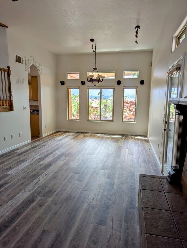 Building Photo - Santa Fe Vistas House!