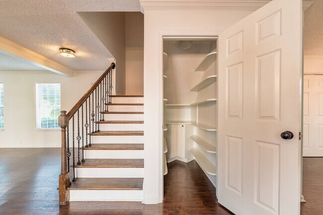 Building Photo - 348 N Birchwood Dr