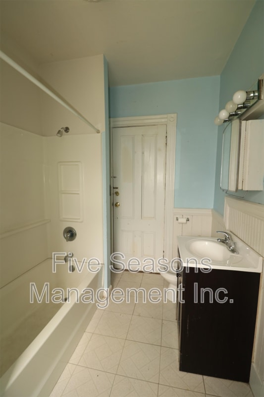 Building Photo - 122 Buell St