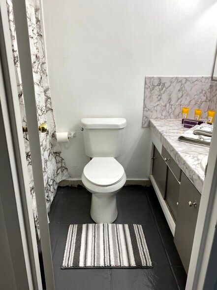411A - Bathroom - 100 Lincoln Rd