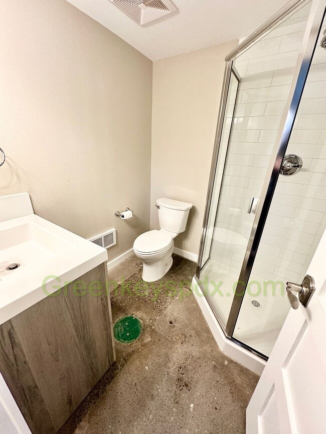 Building Photo - Huge Gorgeous 5 Bedroom 4 Bath Unit in SW ...