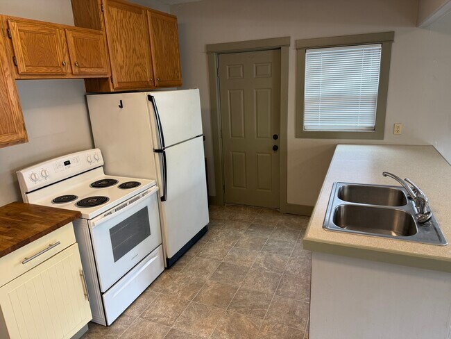 Kitchen - 3127 NE 67th Ave