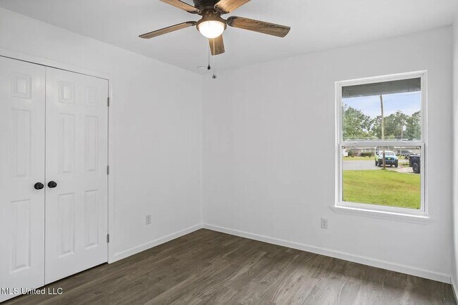 Building Photo - 214 W Lakewood Dr