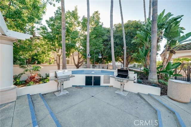 Building Photo - 3 Almador