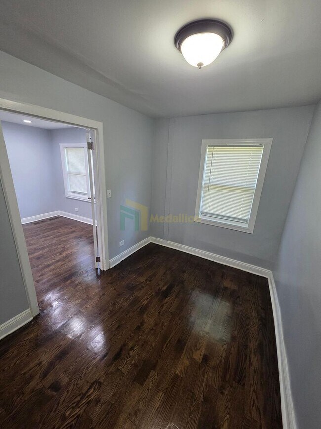 Building Photo - Beautifully Renovated 3 Bedroom / 1 Bathro...