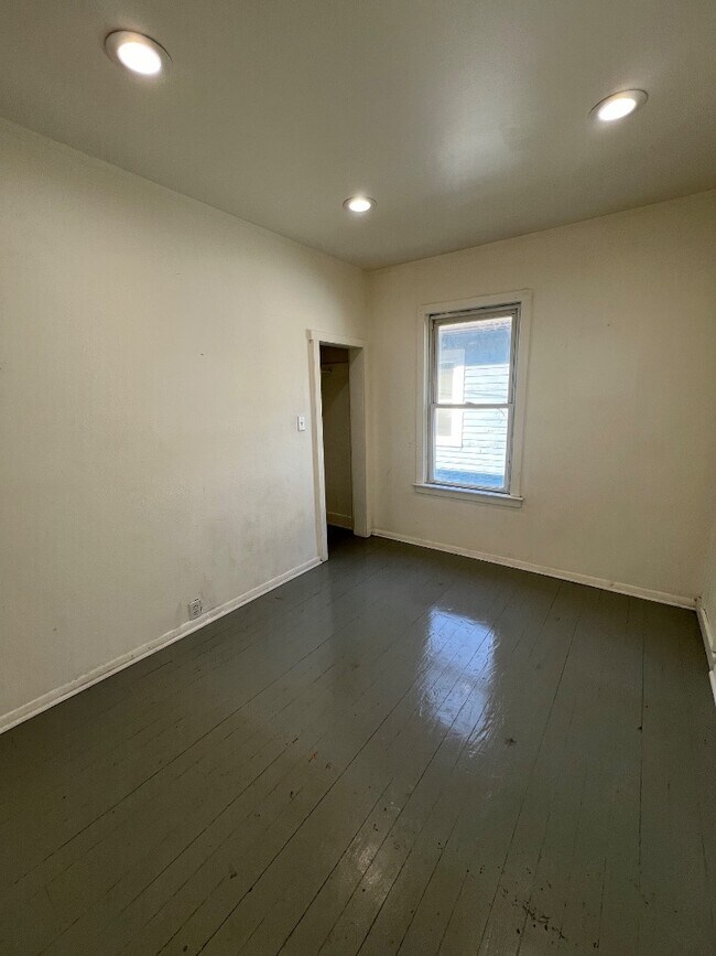 Building Photo - 2272 Avon St