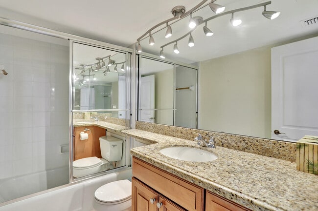 Building Photo - 1021 Hillsboro Mile
