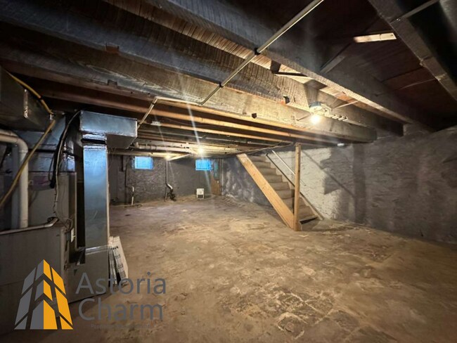 Building Photo - 3 Bedroom and a Den Home with Fenced Yard and Eat In Kitchen on Linnard Street