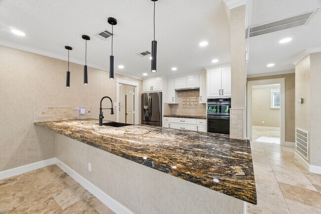Building Photo - 37 Champions Colony E