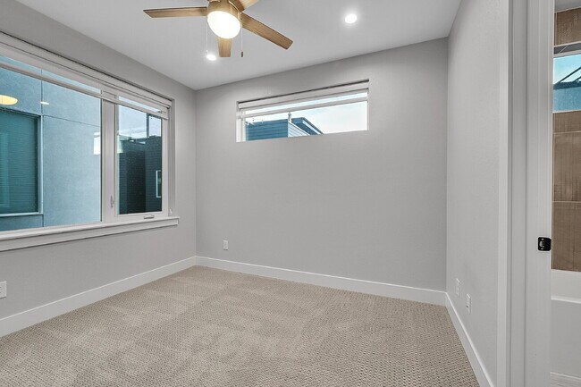 Building Photo - $3,175.00 - 2 Bedrooms, 2.2 Bathrooms, Tow...