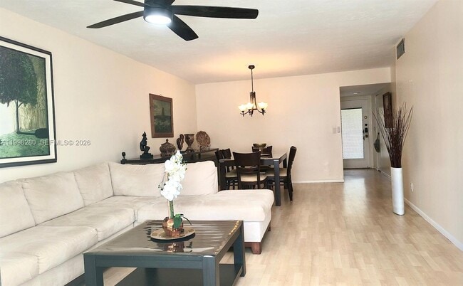 Building Photo - 2841 Somerset Dr