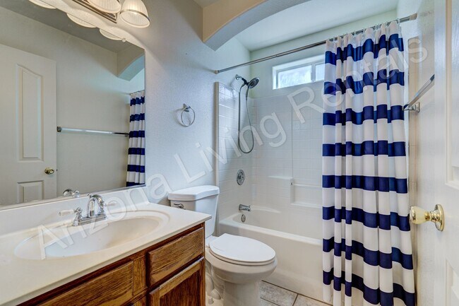 Building Photo - SOUTHSIDE HOME WITH LARGE FENCED BACKYARD