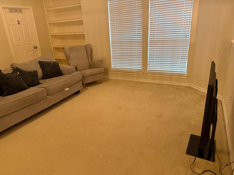Building Photo - Room in House on Levant Ln