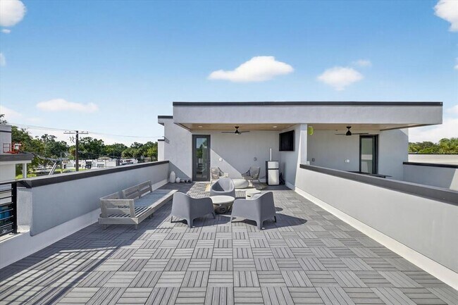 Building Photo - 423 W Amelia Ave