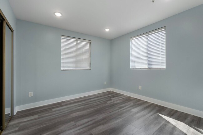 Building Photo - Beautiful 4 Bed / 3 Bath apartment with PARKING & IN-UNIT LAUNDRY!