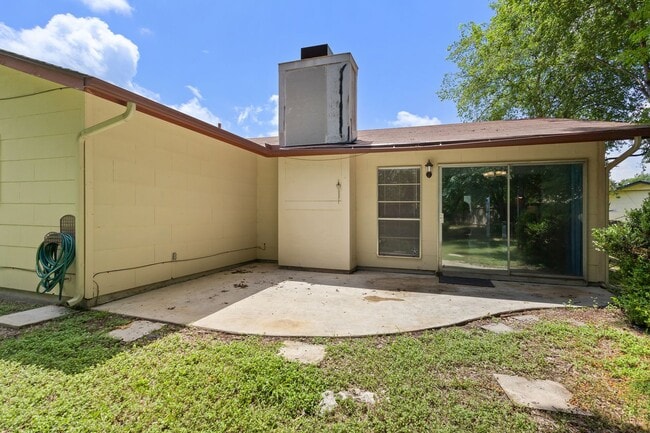 Building Photo - 3 Bedroom/2 Bath Camelot II Subdivision