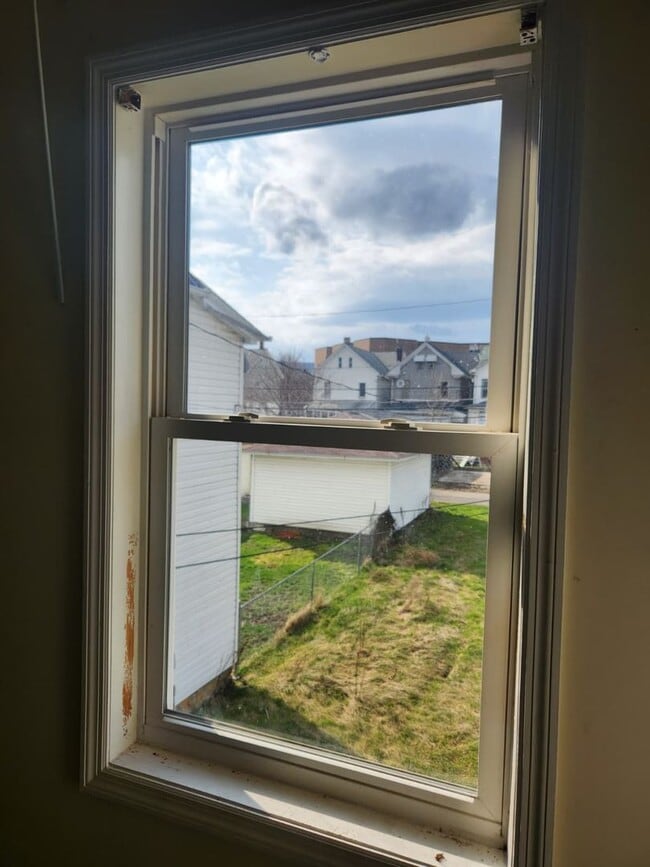 Building Photo - 413-415-415 N 6th Ave