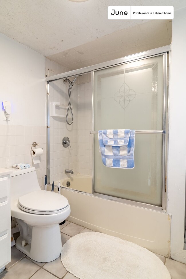 Building Photo - Room in Shared 5 bed/2 bath home