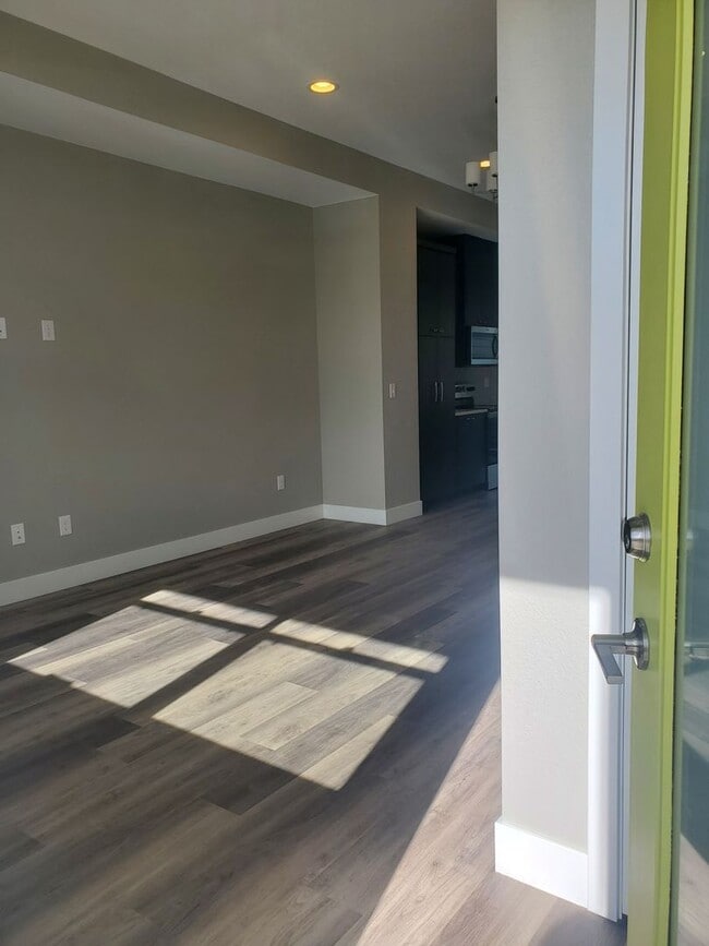Building Photo - Beautiful and Updated 2BR Townhome With At...
