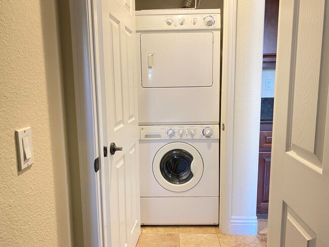 Building Photo - Fantastic Centrally Located Condo