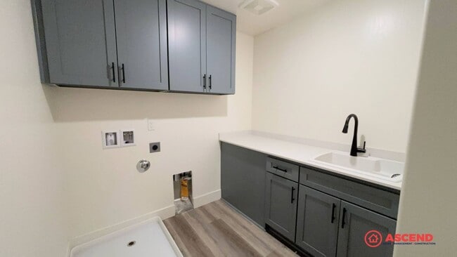 Building Photo - Lovely Home Near Frontier Highschool!