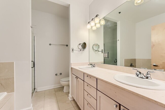 Building Photo - 3113 W Lawrence Ave