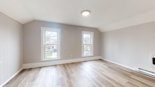 Building Photo - 1031 W.9th St.