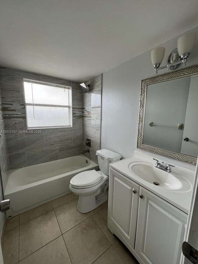 Building Photo - 10112 Twin Lakes Dr