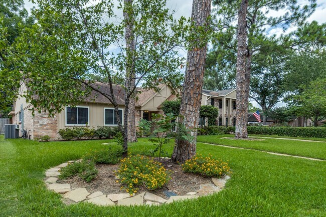 Building Photo - 2827 Fontana Dr