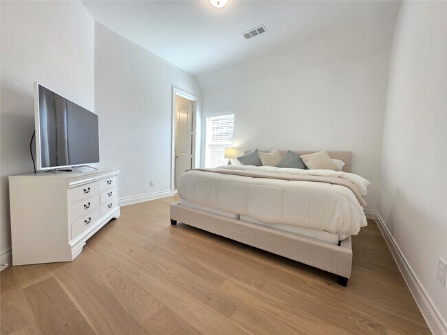 Building Photo - 22045 Gateway Arch Dr