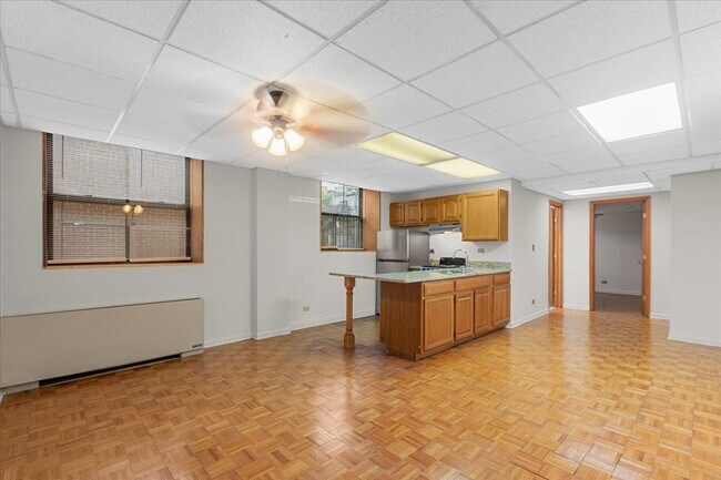 Building Photo - 620 W Belmont Ave