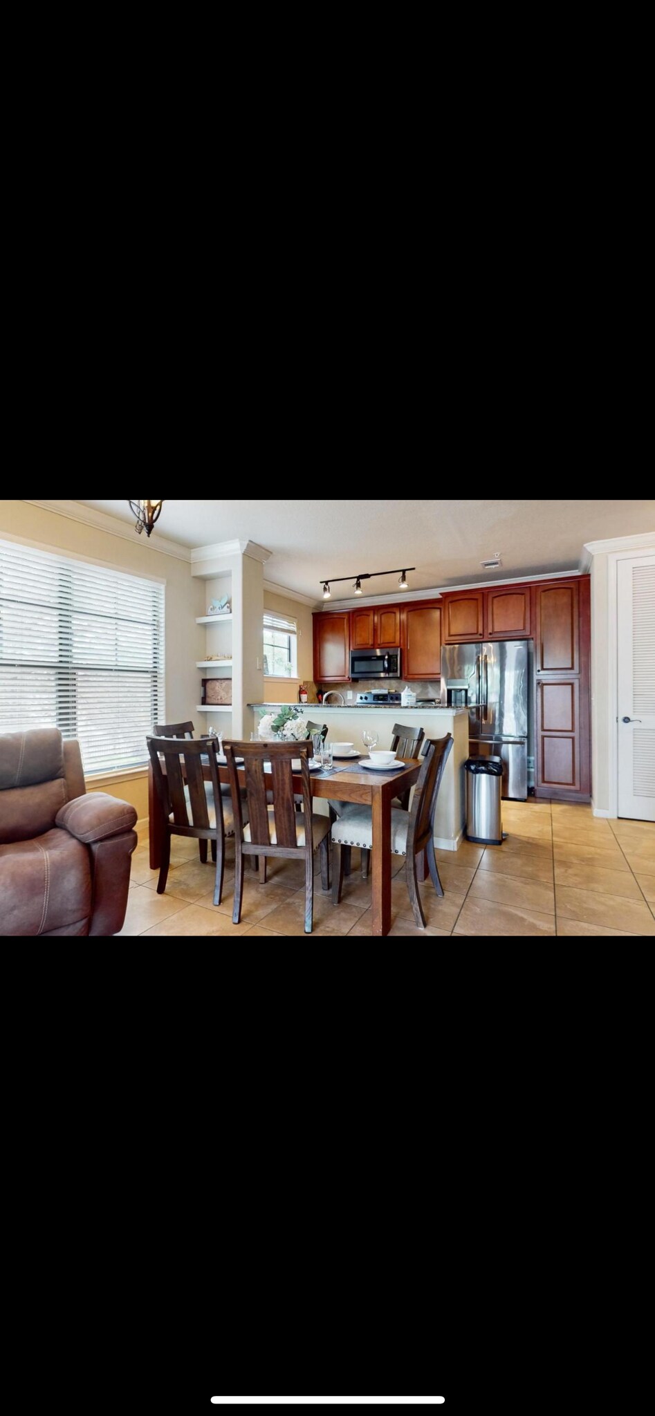 Building Photo - 901 Charo Pky