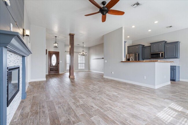 Building Photo - Discover this spacious 4-bedroom, 2-bath home