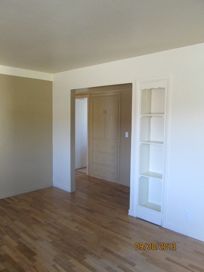 Building Photo - 2 bedroom home with great back yard!