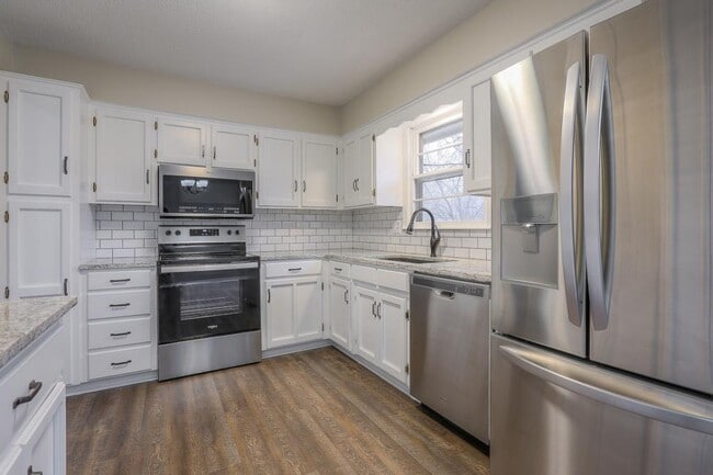 Building Photo - 6725 NW Hilldale Dr
