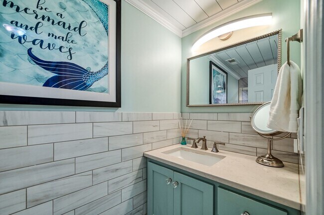 Building Photo - GORGEOUS FURNISHED OFF-SEASON RENTAL NOW AVAILABLE THROUGH MAY