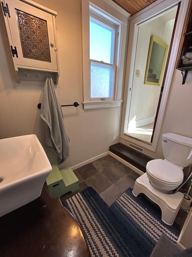 Building Photo - 424 E 10th St