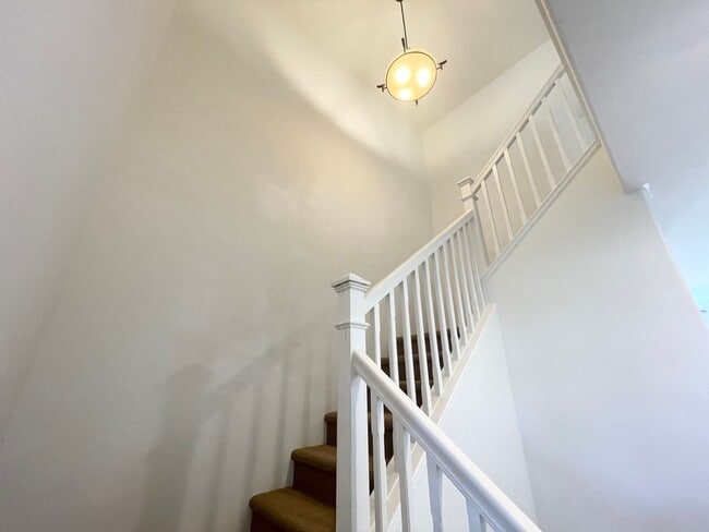 Building Photo - 3 BD/ 3 BA Townhome W/ Solar- Available no...