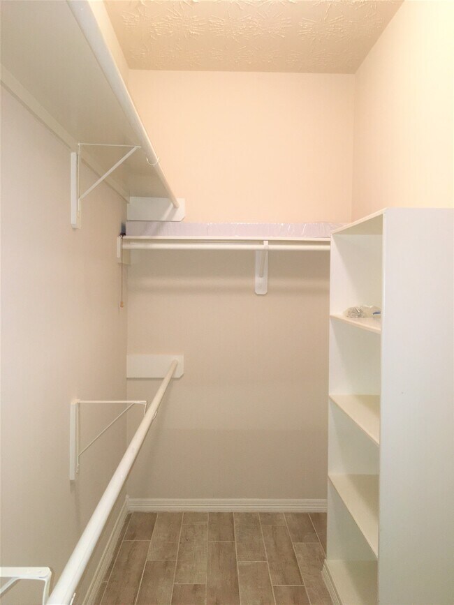 Building Photo - 2214 Valley View Crossing