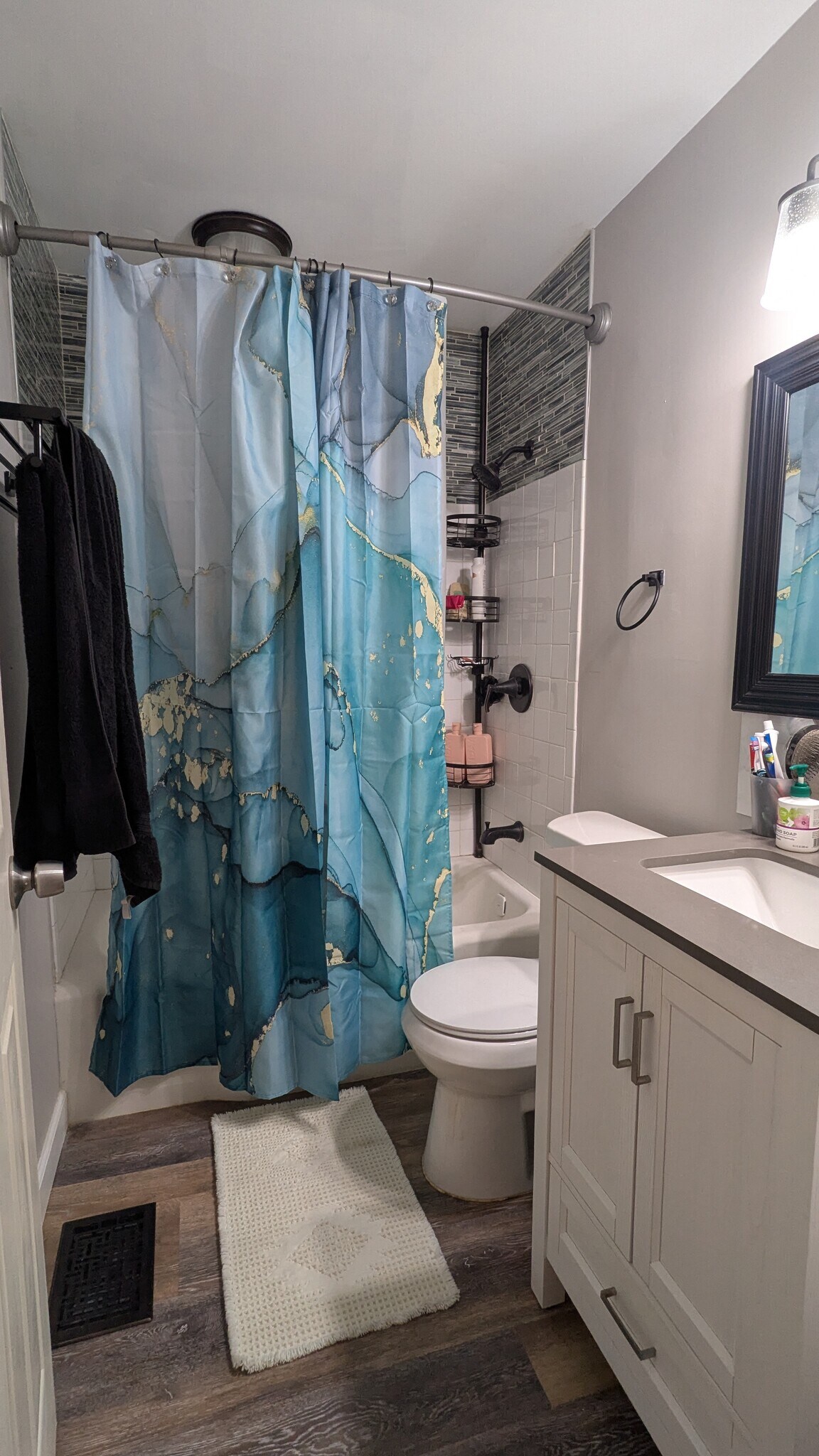 Fully furnished bathroom. - 3182 Latona Dr SW