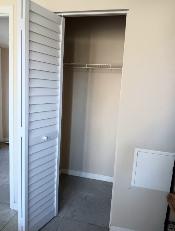 Building Photo - 10 SE Village Green Dr