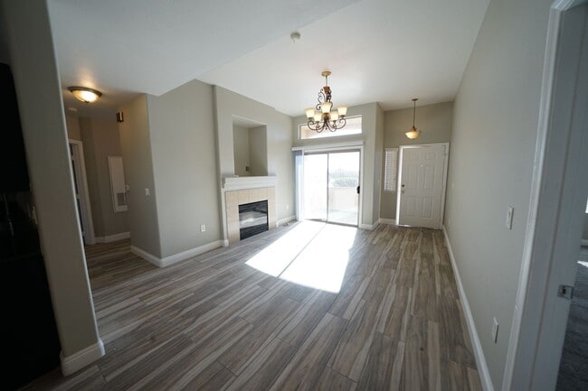 Building Photo - SHOWINGS AVAILABLE NOW