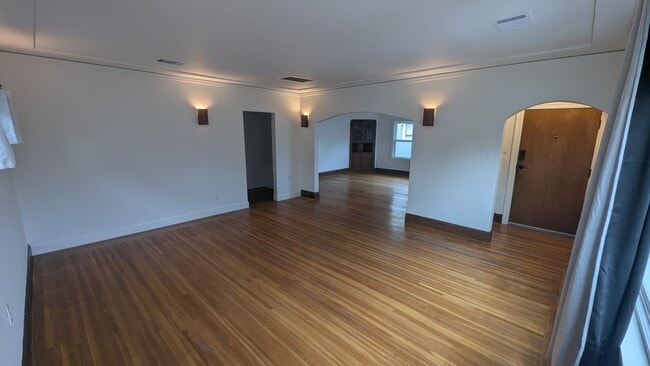 Building Photo - 552 45 St