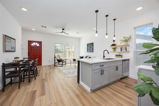 Building Photo - 5811 Senior St