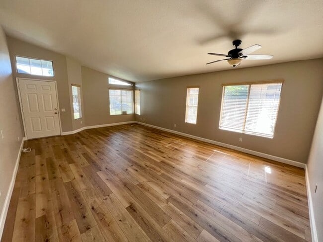 Building Photo - 3 Bedroom SINGLE STORY home located in Murrieta for LEASE!