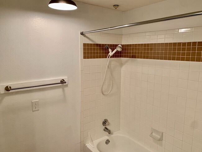 Building Photo - Amazing 1 bedroom, 1 bathroom Condo in Montevista!