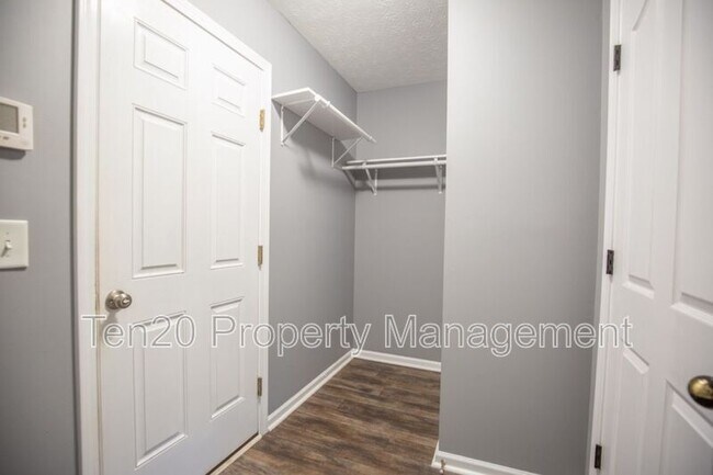Building Photo - 202 Plum Ct
