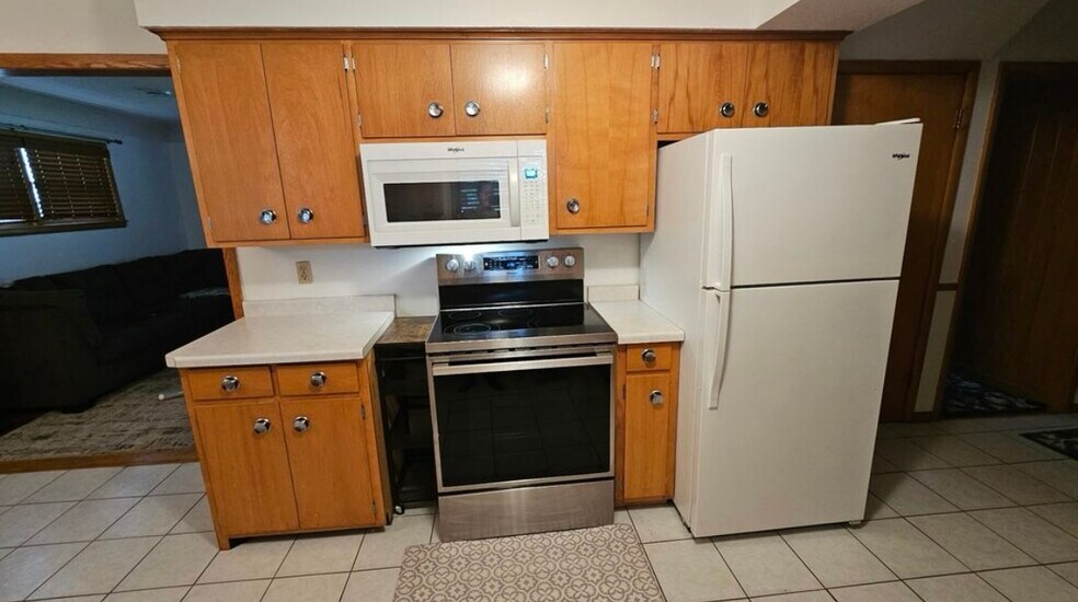 Building Photo - 908 3rd St S