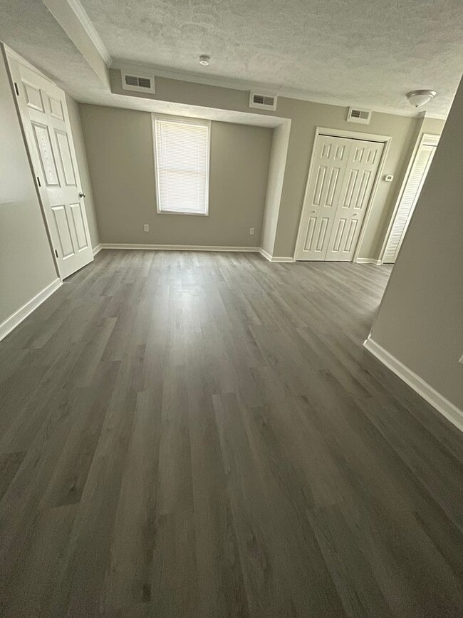 Building Photo - Oversized Newly Renovated One Bedroom Available