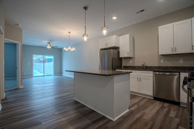 Building Photo - 344 E Stratford Ave